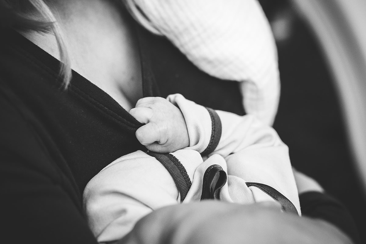 Breastfeeding moms' milk can transfer life-long protection against infection to their babies - Neuroscience News