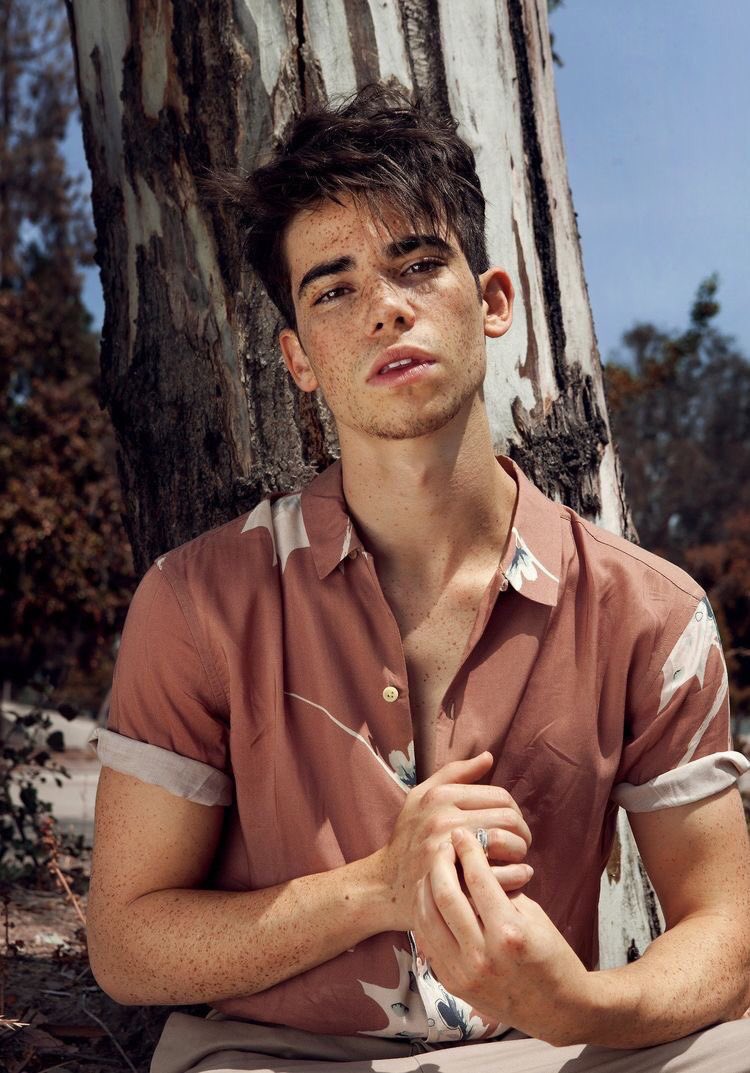 PopWrapped on Twitter: "BREAKING: Actor Cameron Boyce, known for his roles on Disney’s ‘Descendants’ & ‘Jessie’ has died at age 20, due to "an ongoing medical condition." His family confirmed his death just minutes ago stating that Boyce had passed away in his sleep due to a seizure. RIP.… https://t.co/ABe9F1mqSZ"