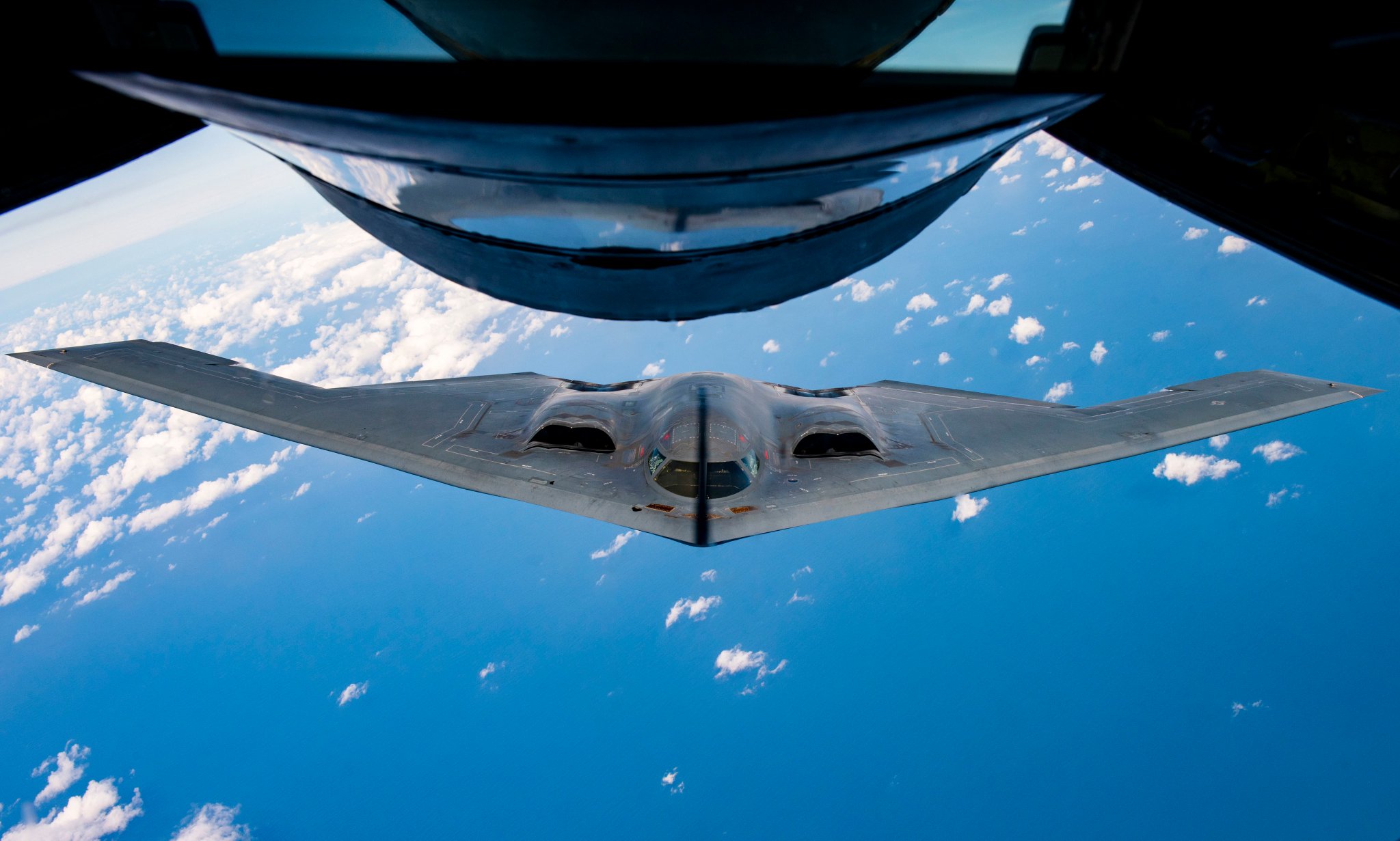 GEORGE ?? on Twitter: The B-2 and the Boom.The shadow from the boom of a KC-135 Stratotanker splits down the middle of the nose of a B-2 Spirit Stealth Bomber. Off to bed, see you all TOMORROW.… https://t.co/zIfEOLcC9X