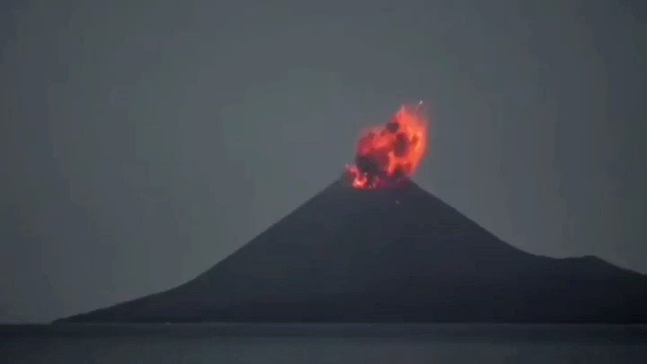 Bruce Porter, Jr. on Twitter: "Today 3 volcanoes erupted almost simultaneously: 1. Anak Krakatau volcano in Indonesia https://t.co/BHOJ5OkIar"