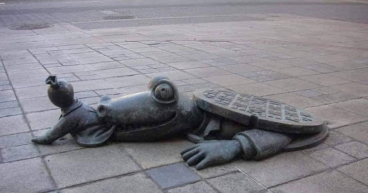 New Dimension: New York Reptilian Statue in Plain Sight