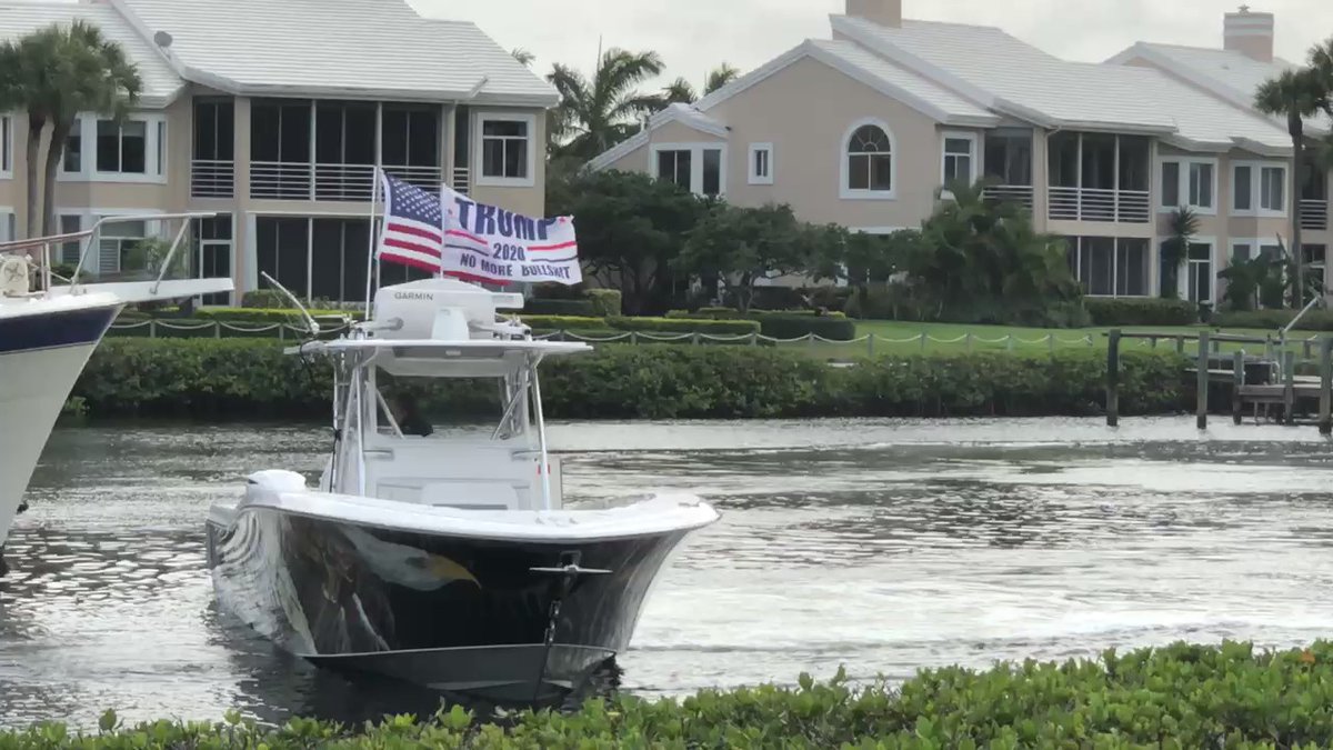 Wendy Hope auf Twitter: "The owner had put a Trump flag on his dock and the people across from his house complained to the club. Admirals told him that he had to take the flag down. The guy got pissed & sent his boat to get wrapped. This was a video of him bringing the boat home after. @realDonaldTrump… https://t.co/QoFRgOMxLL"