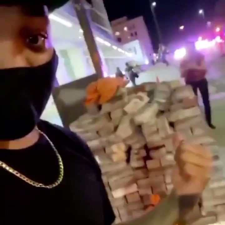 ?? ?? ?? ?? ??™ auf Twitter: "ALL RIOTS ARE ORCHESTRATED !!! People are waking up! This young man says these bricks were conveniently stacked on the sidewalk for them to use! What’s going on here?! WATCH this young Guy !!!#SetUp #GeorgeFloyd https://t.co/Dkahst16Ol"