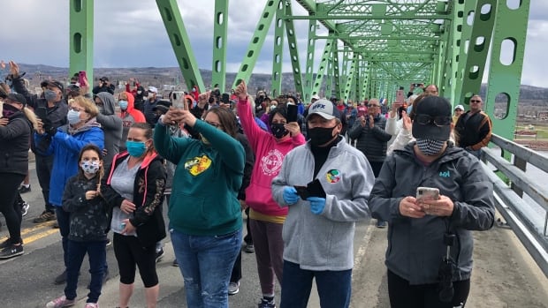 Hundreds demonstrate against Campbellton-Quebec border rules | CBC News