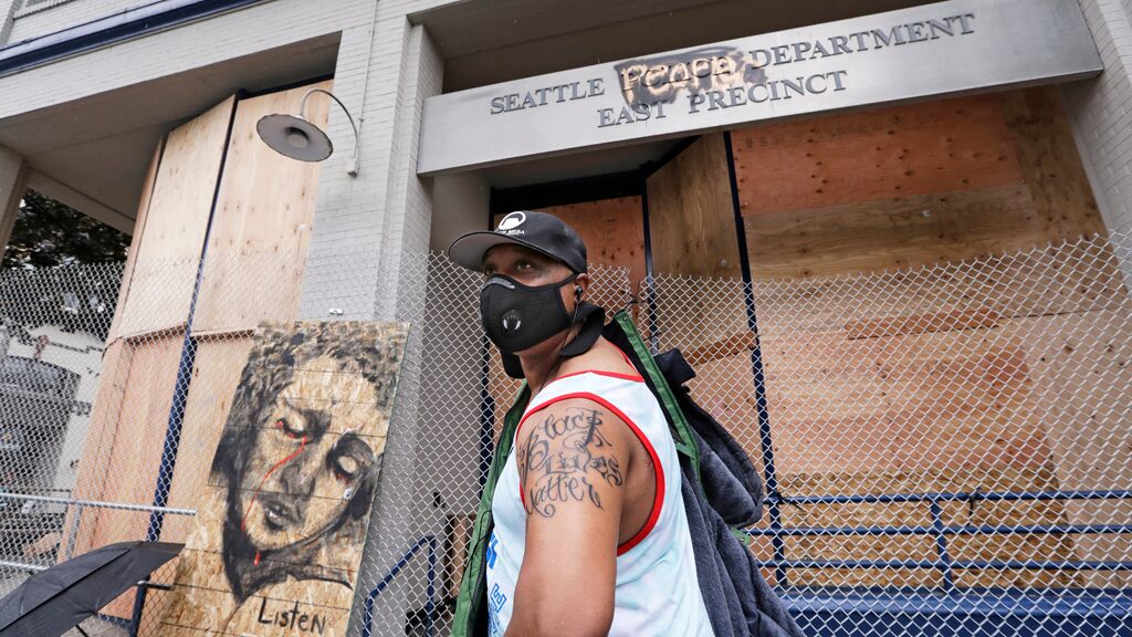 Seattle protesters storm City Hall, demand mayor resign after driving police out of area, declaring autonomous zone | Fox News