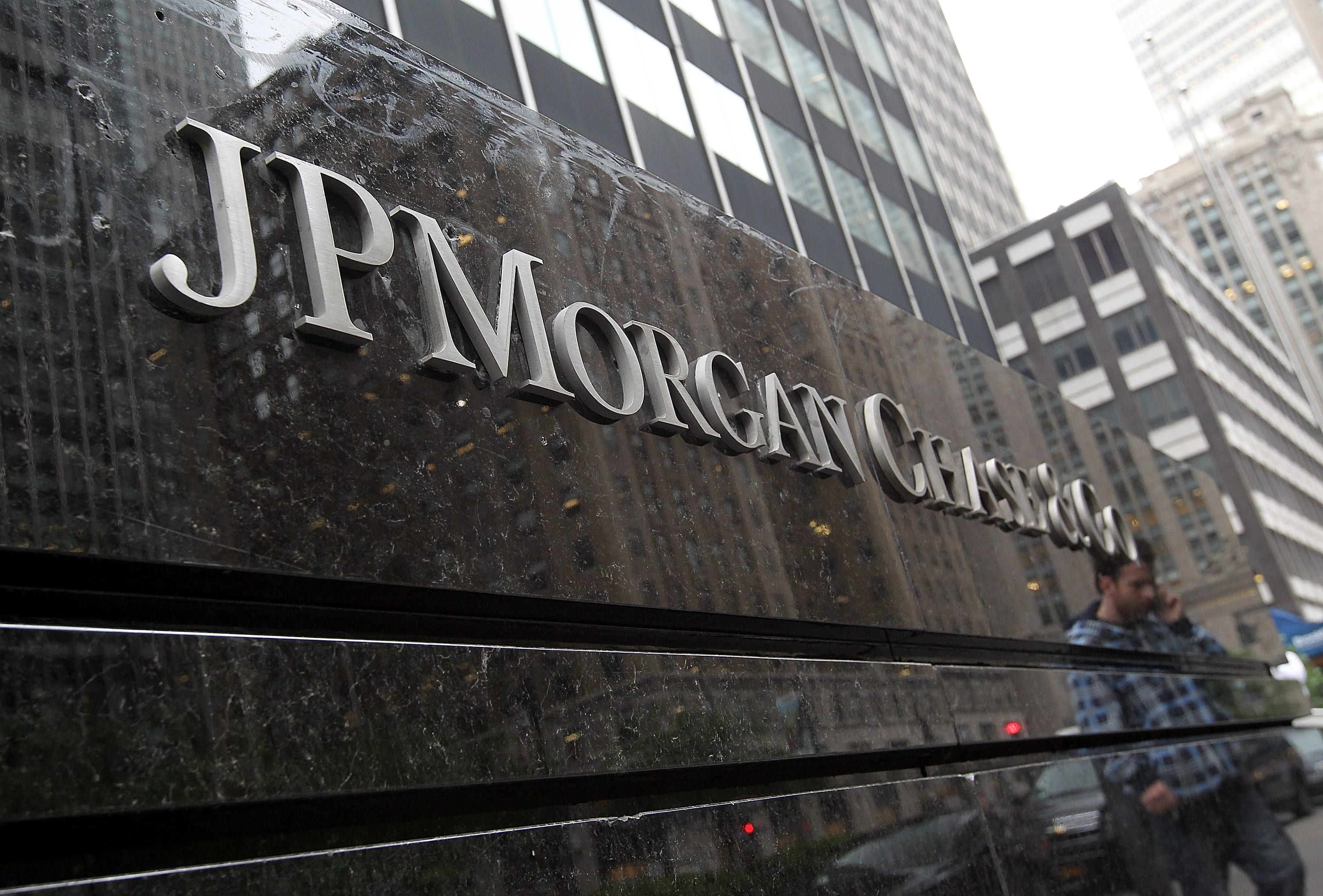 JPMorgan to pay almost $1 billion fine to resolve US investigation into trading practices