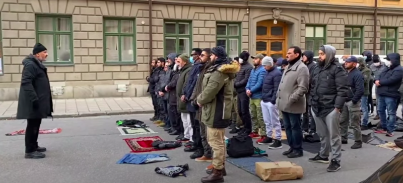 SWEDEN: Angry Muslims demonstrate against French President Macron, warn Swedish leaders to “Enforce sharia law, or we’ll do it” ⋆ 10ztalk viral news aggregator