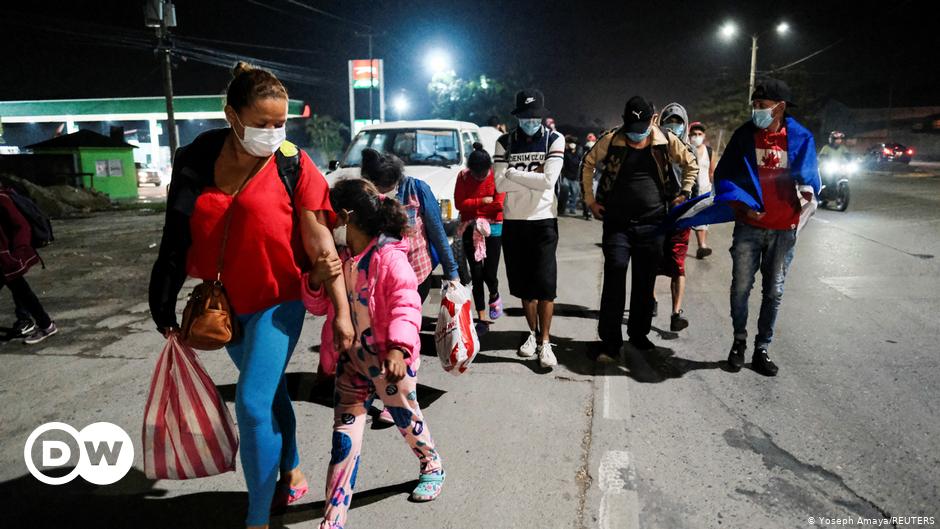 Honduras: First migrant caravans of 2021 depart for US | News | DW | 16.01.2021