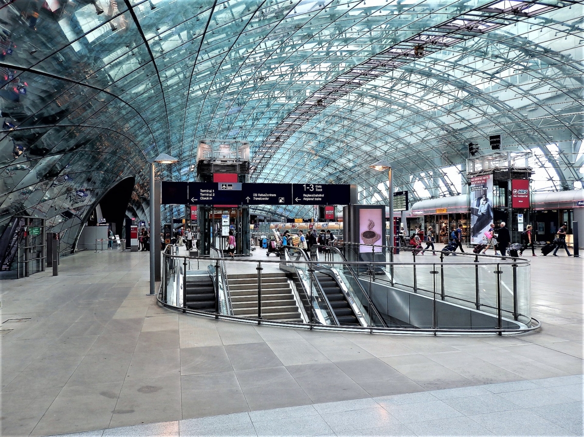 Schock in Frankfurt: Flüchtender Facharbeiter aus Nigeria (46) stößt 60-Jährige Frau ins Gleisbett! | Pressecop24.com