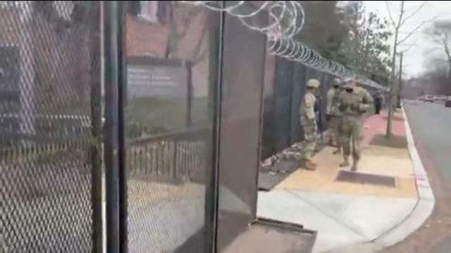 WASHINGTON DC CRIME SCENE! WHAT'S BEHIND THE FENCES AND UNDER THE BUILDINGS? [2021-01-30] (VIDEO)
