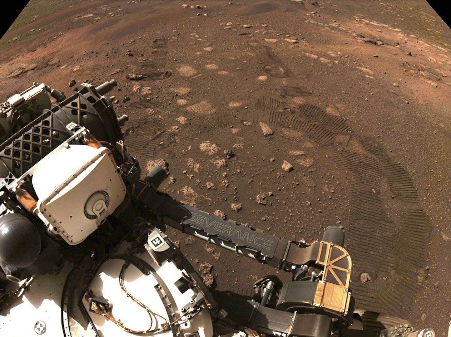 Το νέο Mars Rover της NASA χτυπά τον σκονισμένο κόκκινο δρόμο, 1ο ταξίδι 21 πόδια