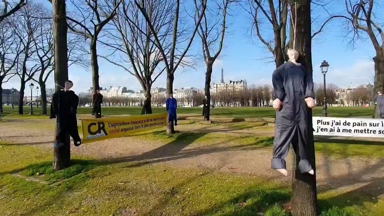 Des dizaines de pendus sont accrochés sur l'esplanade des Invalides .04/03/21