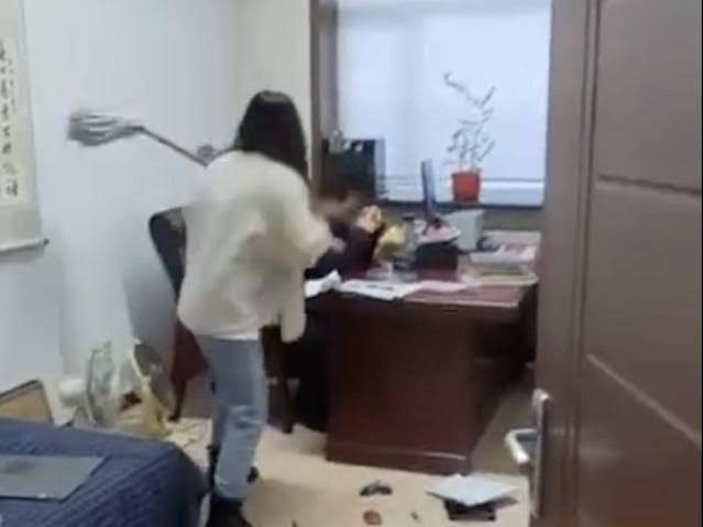 Welcome to Elizabeth's Blog: Chinese Woman beats up her boss with a mop stick for sending her sexual texts (Video)
