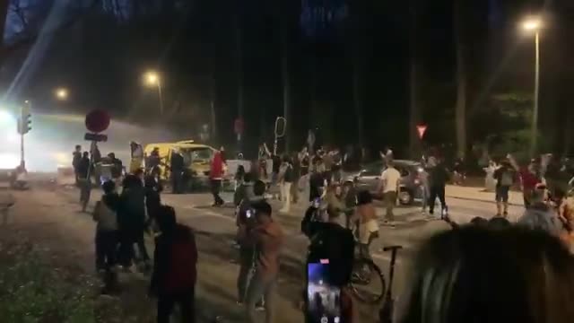 Police Use Water Canons To Disperse Revellers At Bois De La Cambre In Brussels - TISSEO.COM Video Sharing
