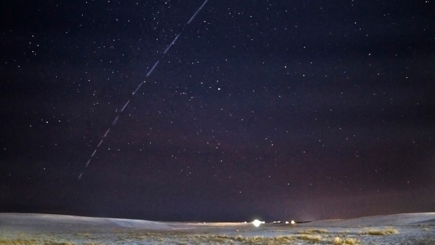 Reports of dozens of UFOs turn out to be SpaceX satellites | CTV News