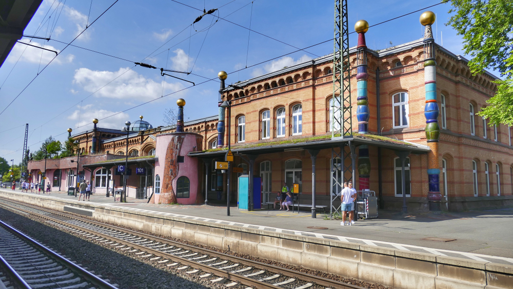 Germany: Moroccan migrant pushes 55-year-old passenger to his death at famed train station, had just been released by police for assault and pickpocketing