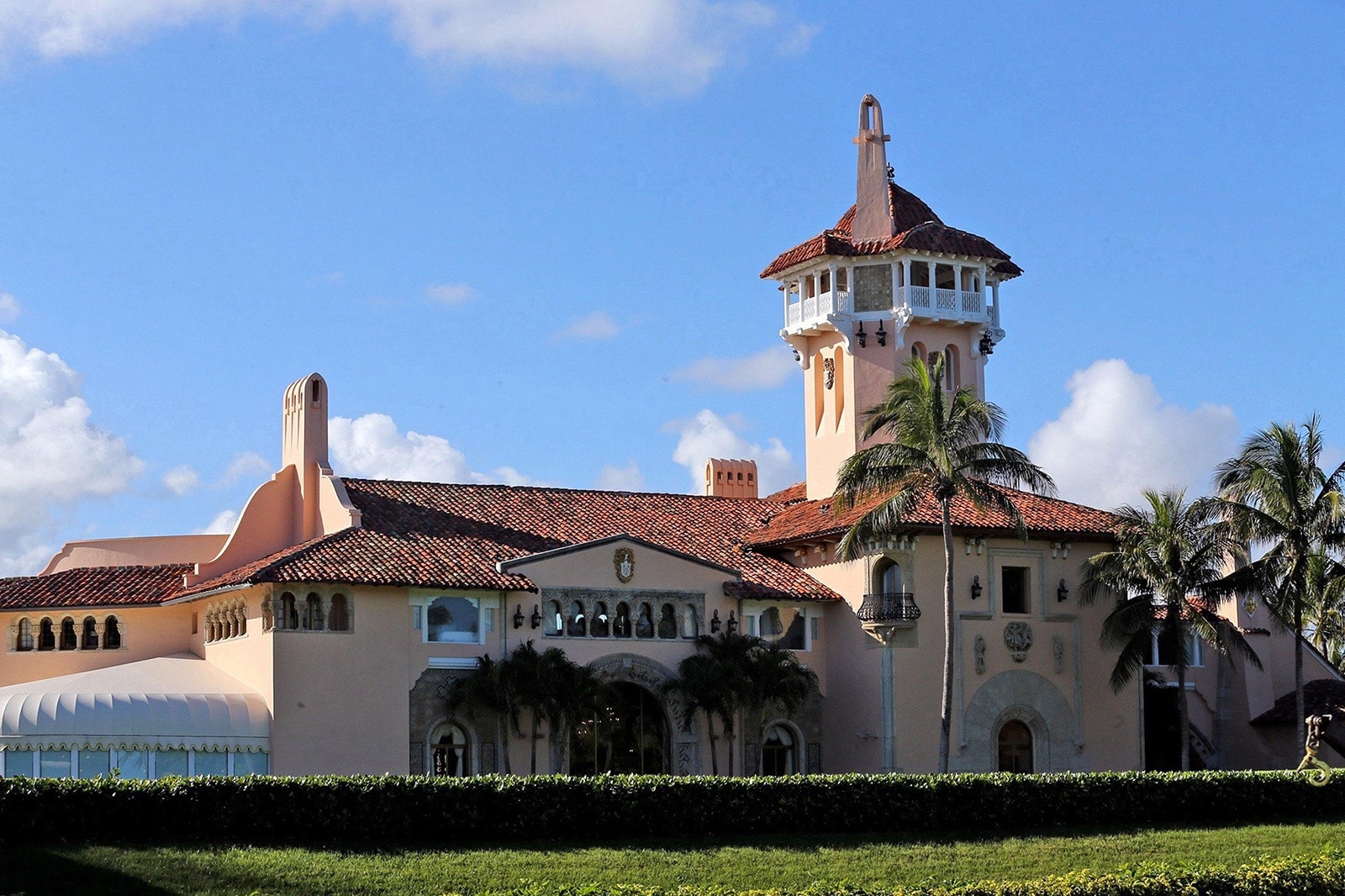 Video/Pic: Trump's robot dog protects children at Mar-a-Lago